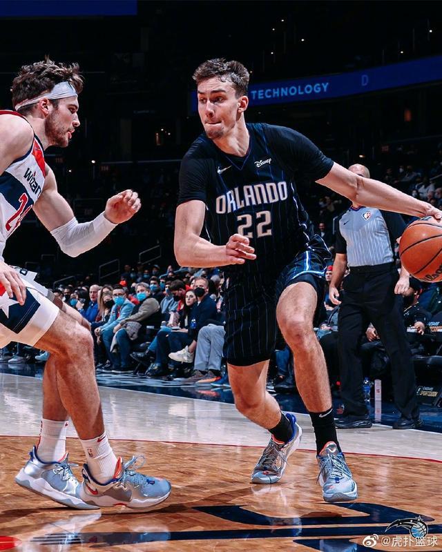 笑容中难掩 笑容中难掩