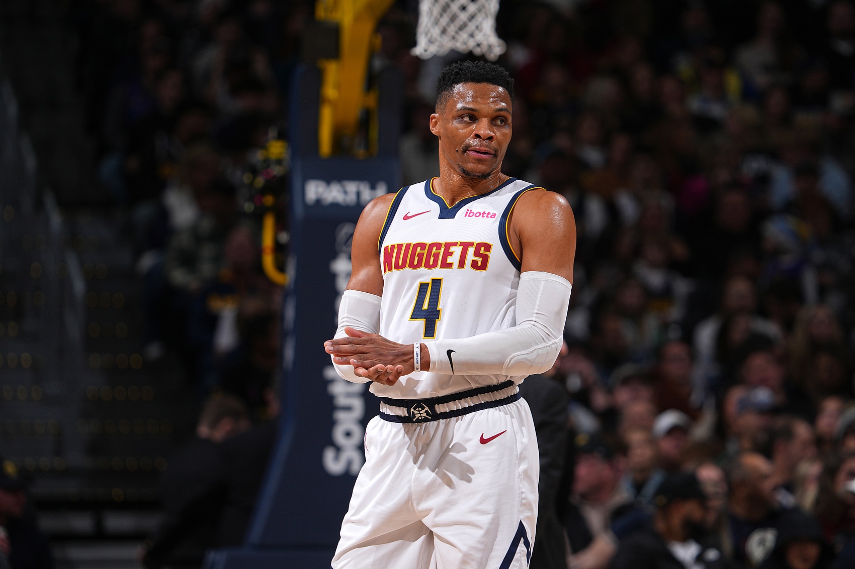 开拓者大胜！最后15秒，小杨走过去，一把抱住克莱顿，拥抱致意