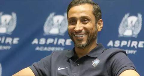 开拓者大胜！最后15秒，小杨走过去，一把抱住克莱顿，拥抱致意