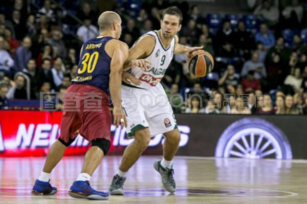 开拓者大胜！最后15秒，小杨走过去，一把抱住克莱顿，拥抱致意